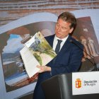 El presidente de la Diputación, Borja Suárez, muestra el interior del primer número de la revista sobre Burgos 'Origen y destino'.