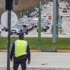 Agentes de Policía Local a pie de glorieta, en Jorge Luis Borges, prestando apoyo para mejorar la fluidez del tráfico.