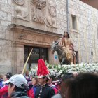 La borriquilla regresa desde la catedral a la parroquia de San Lorenzo tras suspenderse la procesión.