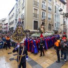 El paso de la Borriquilla llega a la calle San Lorenzo para recogerse en su parroquia.