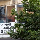 Un cartel anuncia unas oficinas en renta en Burgos.