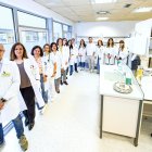 El jefe de la Unidad de Investigación del Hubu, Jorge Labrador, con el equipo de profesionales que da soporte a los trabajos de investigación del cento.