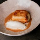 Torrija de pan brioche con helado de arroz con leche y crema de espéculos de Aura Gastronómica.