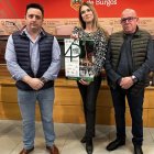 El presidente del Consejo de Barrio de Capiscol, José Manuel López, y el vicepresidente, José Antonio García, con la concejala de Fiestas, Carolina Álvarez.