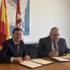 Archivo - Carriedo (i) y Vázquez, durante la firma del protocolo.