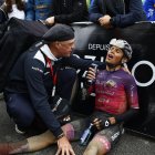 El asturiano, exhausto tras cruzar la línea de meta.