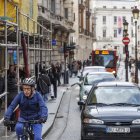 Vehículos y autobuses circulando por la calle Santander, en el centro de Burgos.