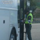 Un agente inspecciona el vehículo.