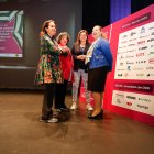 Ayala y representantes de la entidad conversan antes del inicio del congreso.