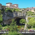 El pelotón de la Vuelta a Burgos Femenina 2025 atraviesa la localidad de Puentedey.