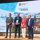 Entrega de tres pajaritas azules al Ayuntamiento de Burgos por parte de Aspapel.