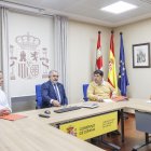 Los representantes de la asociación de usuarios del AVE de Burgos, junto al subdelegado del Gobierno, Pedro de la Fuente.