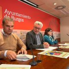 Roberto Lozano, de Fundación Oxígeno, y Marisol López, de Oxfam Intermón, flanquean al concejal de Medioambiente del Ayuntamiento de Burgos, Carlos Niño.