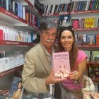 Javier Urra y Jimena Bañuelos, con un ejemplar de 'Pasión por la Psicología'.