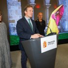 Directora general de Políticas Culturales de la Junta, Inmaculada Sierra, el presidente de la Diputación, Borja Suárez, y el director de Danza en el Camino, Alberto Estébanez.