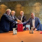 Pie de foto de izq. a drcha.: Joaquín Lorenzo, director de Compras Agro de Pascual; Óscar Hernández, director de Asuntos Públicos, Comunicación y Sostenibilidad de Pascual; Jorge Llorente viceconsejero de Política Agraria Comunitaria y Desarrollo Rural; y Rafael Sáez, director general del ITACYL.