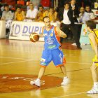 Carles Marco conduce el balón para el Ford Burgos .en un partido en El Plantío ante el Valladolid.