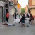 Captura de un vídeo de la pelea en el que se ve a un joven tendido en el suelo.