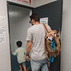 Un padre entra con su hijo al vestuario  masculino de las piscinas municipales Marta Fernández de la capital burgalesa.