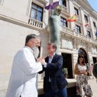 El artista Óscar Martín y el presidente de la Diputación, Borja Suárez, se saludan a los pies de la escultura.