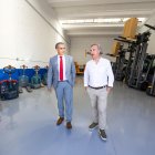 El directo general de Trabajo y Prevención de Riesgos Laborales, José Manuel Barrios, recorre las instalaciones de Talleres Marcos Carretillas, con su gerente, José Andrés López.