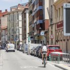Pantallas y cámaras instaladas en la calle San Pablo para la gestión del tráfico en la Zona de Bajas Emisiones.