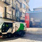 Una de las máquinas barredoras que se emplearon en la plaza del Trigo.