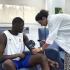 Yannick Nzosa se somete a una comprobación de su tensión arterial.