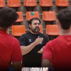 El entrenador, Jorge Berzosa, da instrucciones durante un entrenamiento.