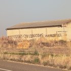 Una de las pintadas con las que ha amanecido el pueblo burgalés de Castrillo Mota de Judíos.