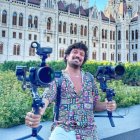 Carlo posa con cámaras en el capítulo grabado en Budapest.