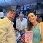 Javier Urra y Jimena Bañuelos, con Pedro Piqueras.