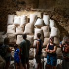 Sacos de sal en la exposición que acerca este oficio a los visitantes del Centro de Interpretación de las Reales Salinas de Poza.