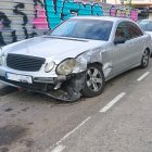 El vehículo que se dio a la fuga destrozó el eje delantero del coche que recibió el primer impacto.