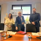 La directora general de Comercio y Consumo, María Petit, el delegado territorial de la Junta en Burgos, Roberto Saiz; y el secretario de CEOE, David Esteban.