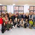 Foto de familia de los titulados en los programas mixtos de formación y empleo y representantes de las distintas administraciones que los impulsan.