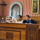 Nuria Barrio, concejala del PSOE, enseña las jaimas en las que se sirvió comida en los aledaños del Andén 56.