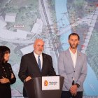 Inmaculada Sierra (i), Bernabé Miras (alcalde de Merindad de Valdeporres) y el diputado Manuevl Villanueva presentan el proyecto de recuperación del puente sobre el río Engaña.