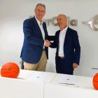 Miguel Ángel Benavente Y Javier González, tras rubricar el acuerdo en la sede de la entidad financiera.