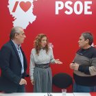 Luis Briones, Virginia Jiménez y Jesús Puente, en la sede del PSOE de Burgos.