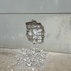 Imagen del butrón que han hecho los ladrones en el intento de robo