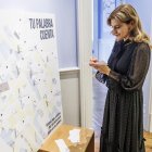 Mar Sancho elige su palabra para definir el español que se habla en España  en el panel de la exposicion Palabras Hispánicas.