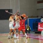 Ayoze Alonso y Javonte Brown empleándose en la defensa en el pabellón zaragozano.