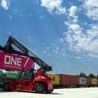 El Puerto Seco de Burgos, en plena actividad de carga de contenedores en un tren de mercancías con destino Valencia.