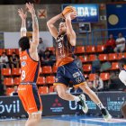 Pase acrobático de Jofresa desde el aire, obstaculizado por Caio Pacheco, exjugador del Tizona.