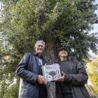 César-Javier-Palacios y Nacho Sevilla, bajo el álamo de La Quinta.