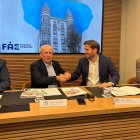 El presidente de FAE, Ignacio San Millán, y el CEO de Talento Grupo Internacional, Daniel Carbajosa, firman el acuerdo de captación de talento en Perú.