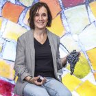 Araus, que es licenciada en Química por la Universidad de Burgos, posa con su producto y unas uvas.