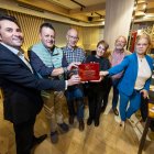 Félix Gómez (izquierda), Gonzalo Navarro (centro) y Jesús de Garay (derecha), de 'La Itinerante', con los responsables y la cocinera de El Portón de Extremadura.