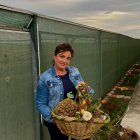 Ana María posa en su granja de Ciadoncha